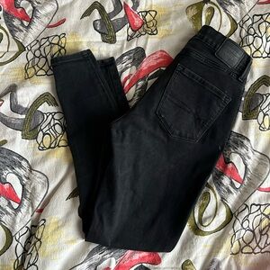 Well worn Denizen from Levi’s ultra high rise super skinny black jeans